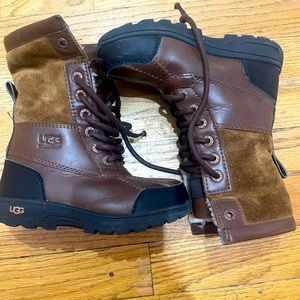 Kids UGG adirondack boots